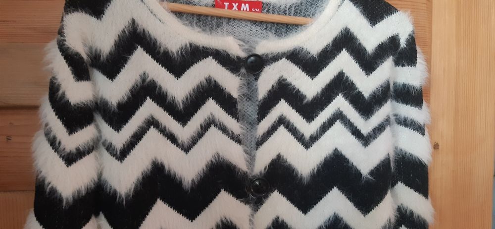 Czarno-biały sweter puchaty  kardigan, narzutka, żakiet.