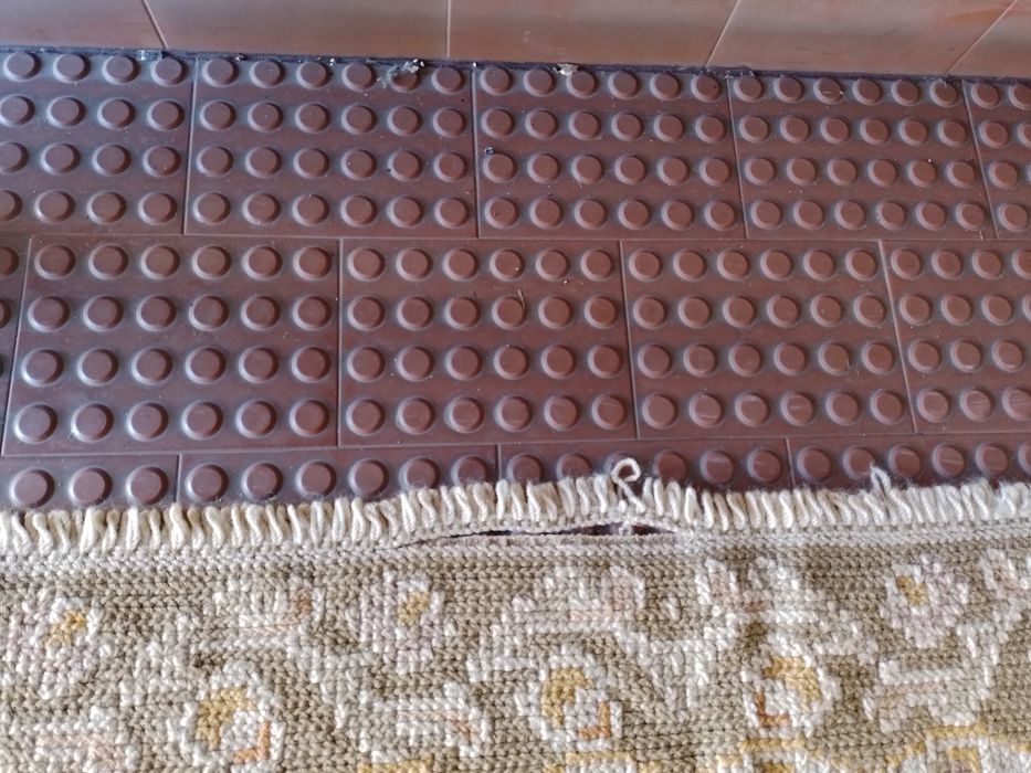 Tapetes de arraioloscom um pequeno defeito