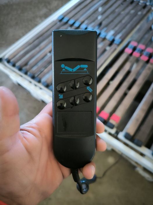 Cama articulada  com cabeceira e laterais em pele