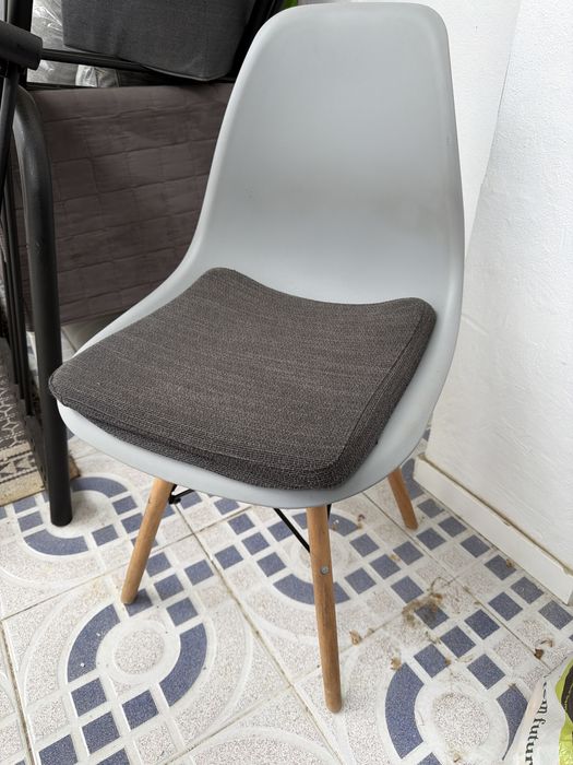 Cadeira pés de madeira