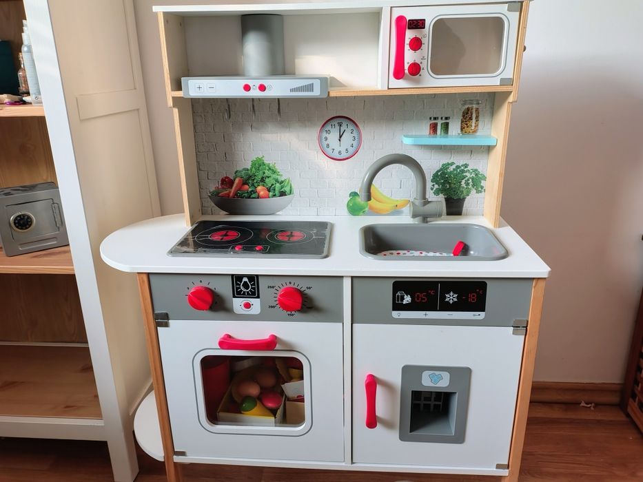 Kuchnia dla dzieci z zestawem akcesoriów