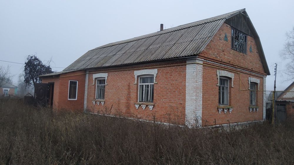 Продається будинок. м. Турбів. Ділянка-12с. Господарські будівлі.