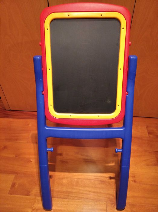 Cavalete infantil com quadro branco magnético e quadro preto de giz