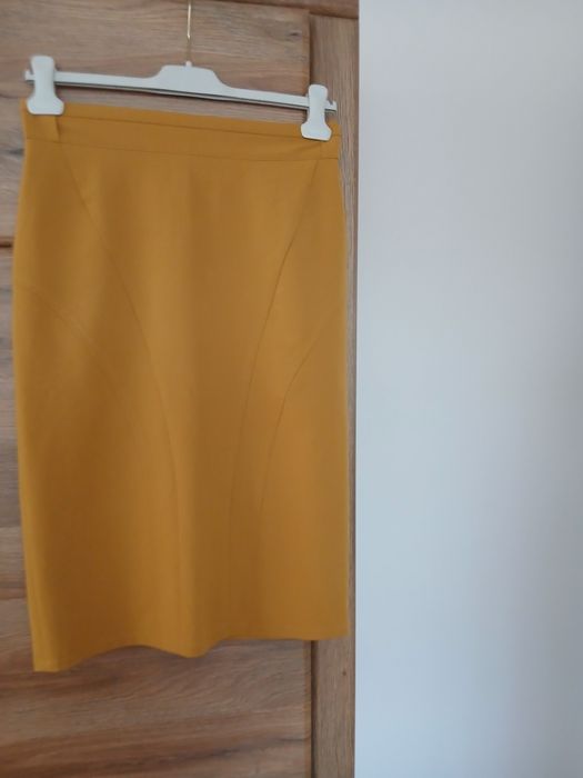 Spódnica za kolana  w ciemnożółtym  kolorze  38