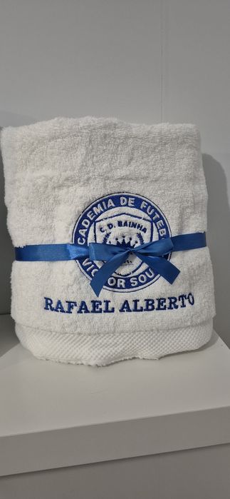Toalha de banho bordada personalizada