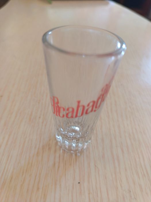 Copo de coleção "Bicabagaço" da adega Arrabidine.