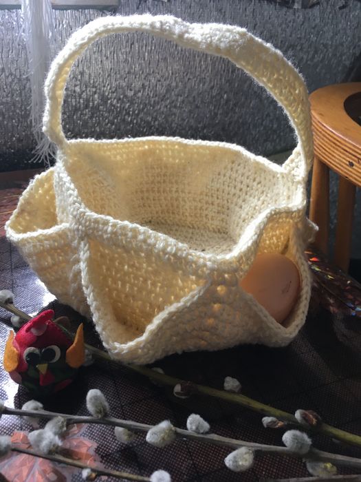 В’язана корзинка пасхальна