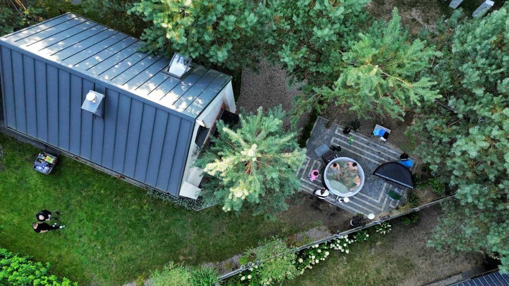 Domek nad jeziorem las jacuzzi