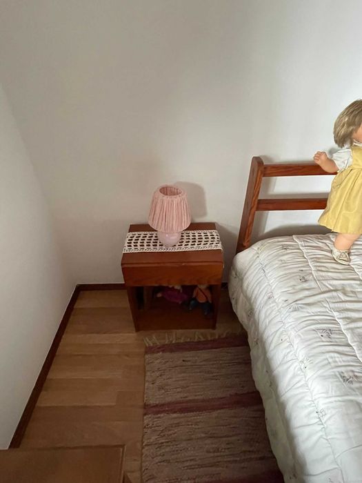 Quarto solteiro em pinho maciço (cama e escrivaninha)