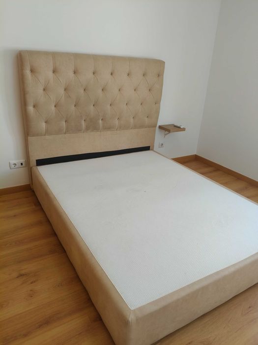 Cama e mesinha de cabeceira