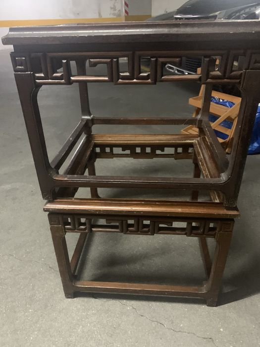 Vendo duas mesas de madeira escura trabalhada . É uma antiguidade .