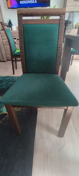 Rozkładany stół z 4 krzesłami drewnianymi