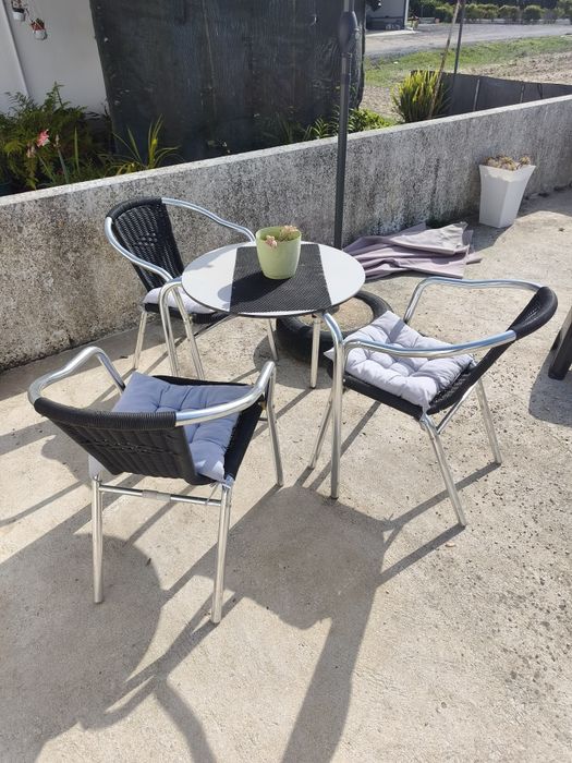 Mesa e 3 cadeiras de Jardim