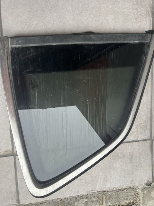 Продам бокову форточку