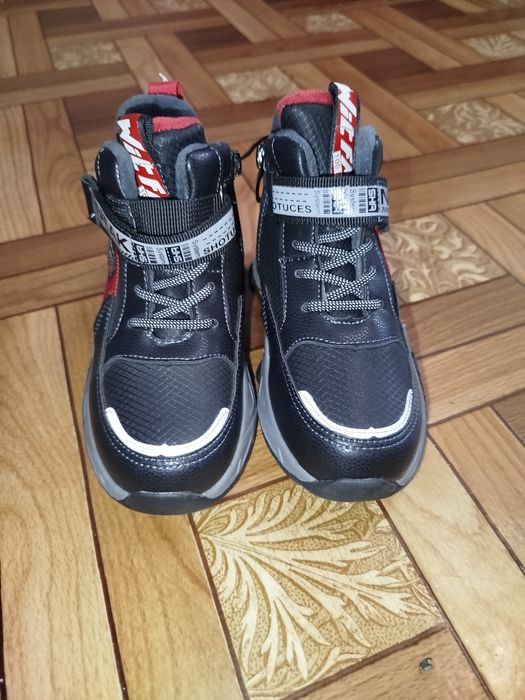 Продам дитячі ботинки