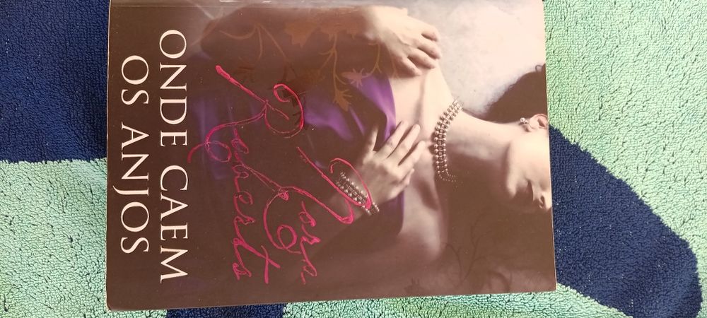 Livros usados com marcas de uso