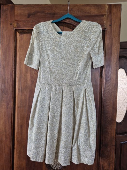 Сукня золотого кольору розмір М