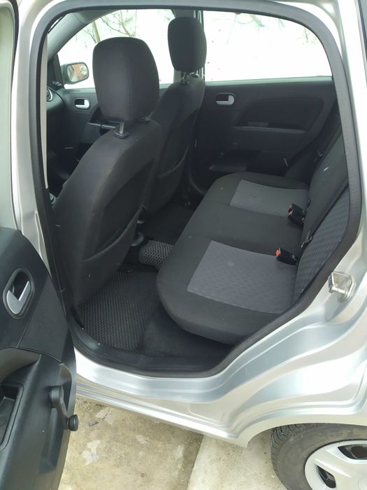 форд фієста 1.4 бензин у хорошому стані.