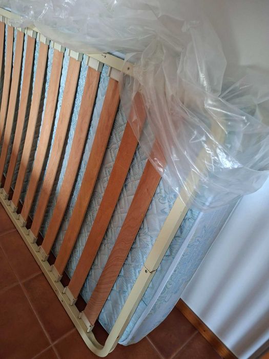 Cama de Solteiro em Pinho Maciço + Estrado e Colchão