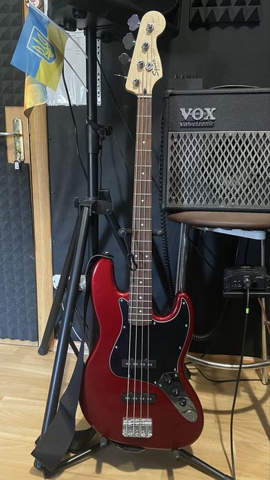 Squier Affinity Jazz Bass Candy Apple Red