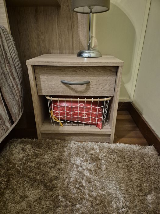 Cama de casal com mesinha