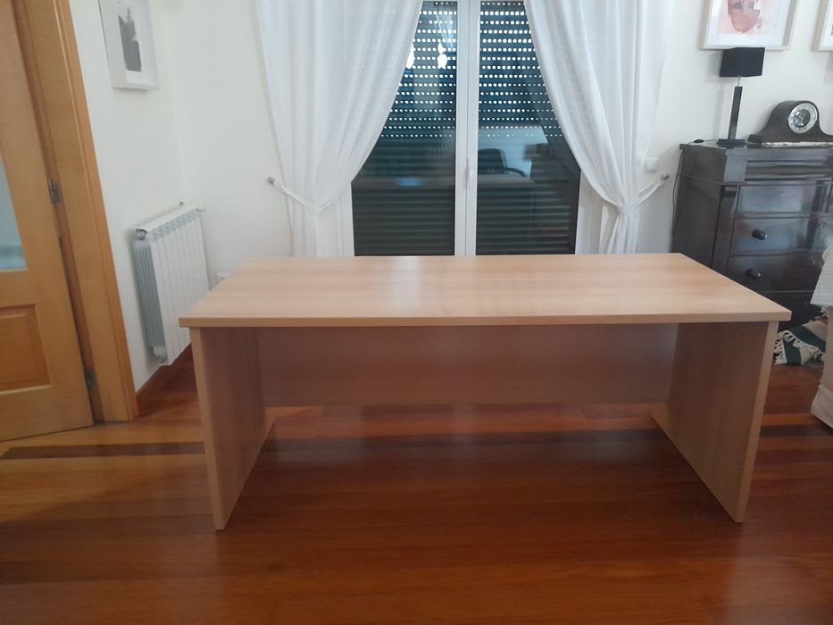 Secretaria com cadeira