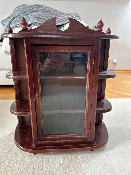 Drewniana szafka / mała witrynka – styl klasyczny