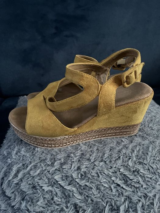 Vendo sapatos tamanho 38,sandalias tamanho 38 e tenis tamanho 39 de senhora