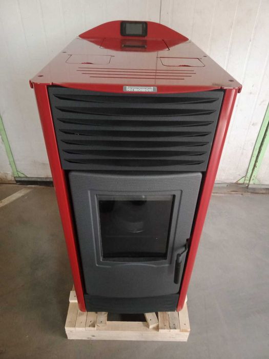 TOBY - H15, kominek na pellet z funkcją c.o. czerwony