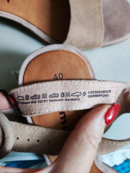 Чудові  замшеві босоніжки НОВІ! Фірми Tamaris.