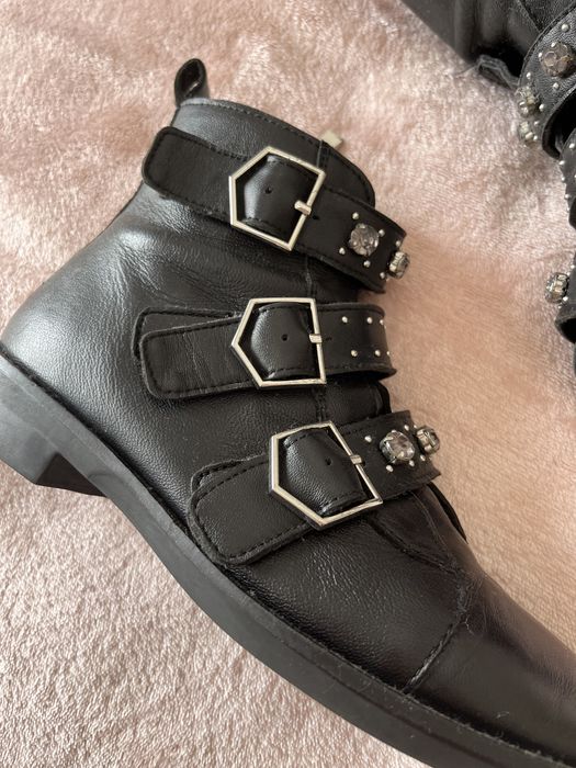 Botas pretas pelo tornozelo