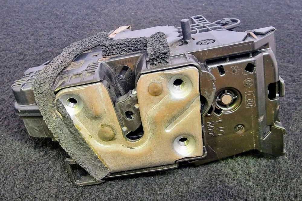 Fechadura / Fecho Porta Trás Esquerdo RENAULT CLIO IV (BH_) ano 2012