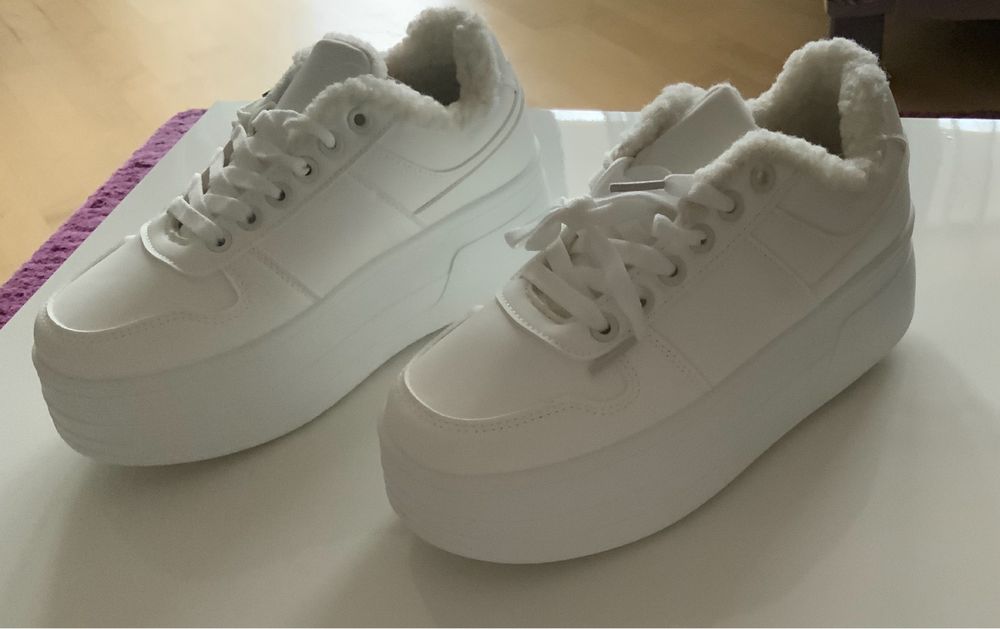 Białe  ucieplane buty na wysokiej koturnie