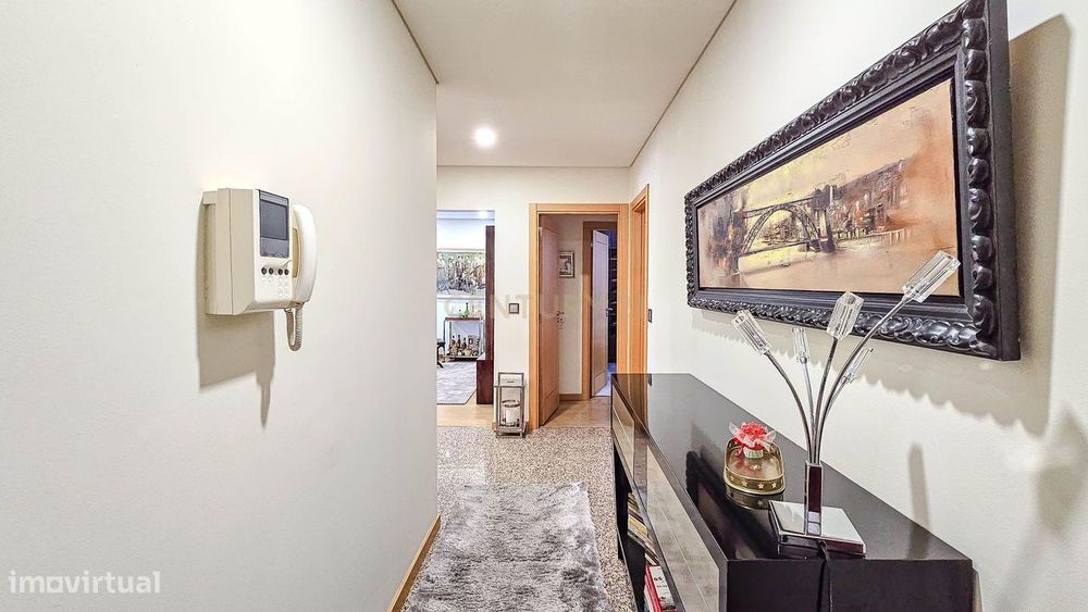 Apartamento T2 no Bonfim, Porto, terraço fechado e varanda.