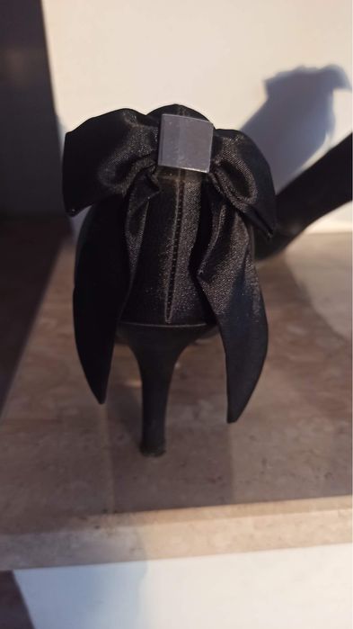 Czarne szpilki z kokardką