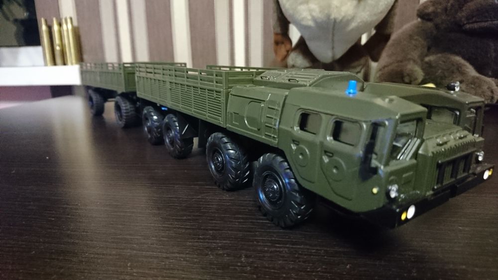 Моделі автівок, вантажівка МАЗ-7310 з причепом , 1-43 з колекції