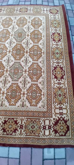 Продам  килим у  гарному стані.