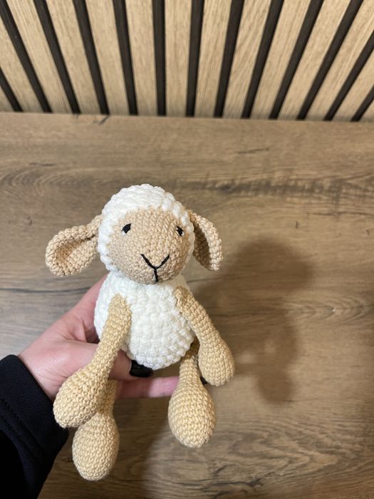 Вʼязана іграшка баранчик приблизно 12-14 см