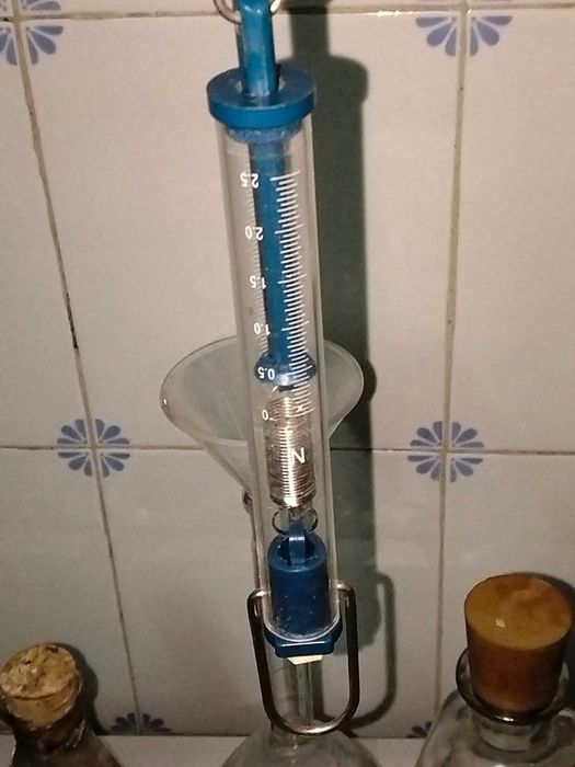 Frascos de farmácia e acessórios de laboratório