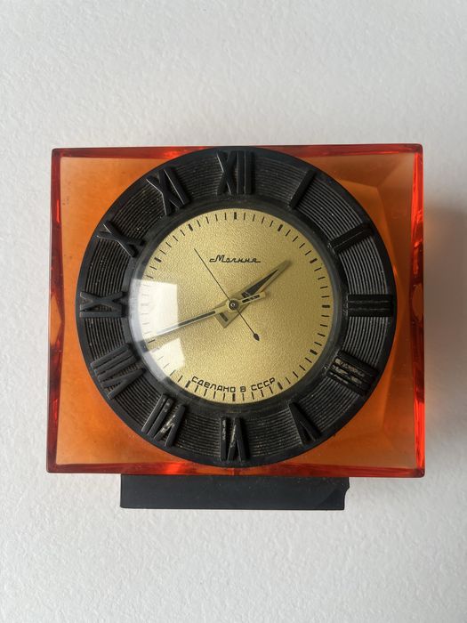 часы Молния оргстекло