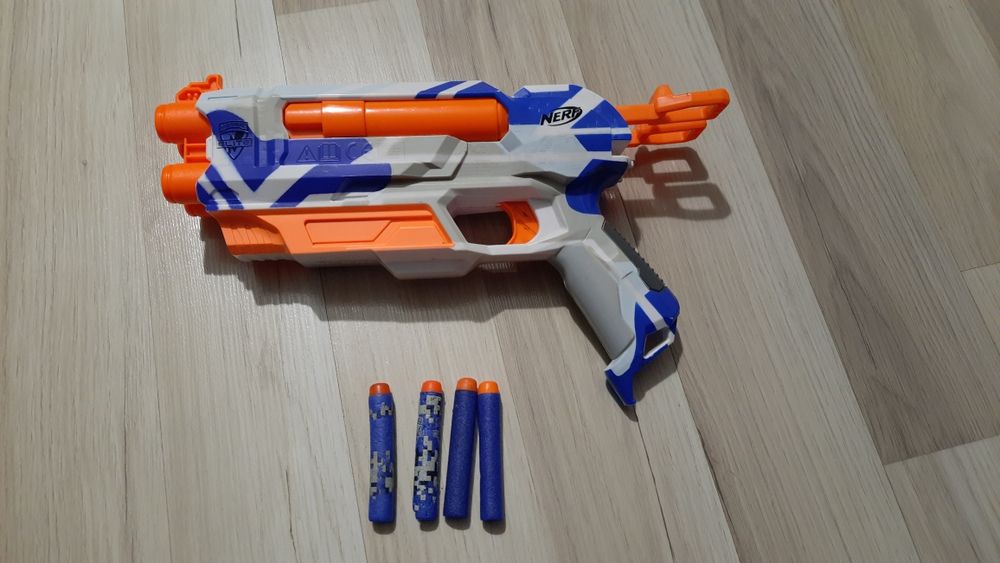 Podwójny pistolet nerf