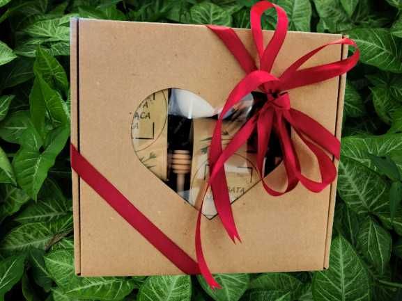 Zestaw box prezentowy, herbata ,miód, sok, czerpak, świeca soja