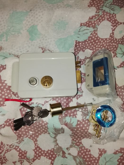 Fechadura Elétrica para portas exteriores.