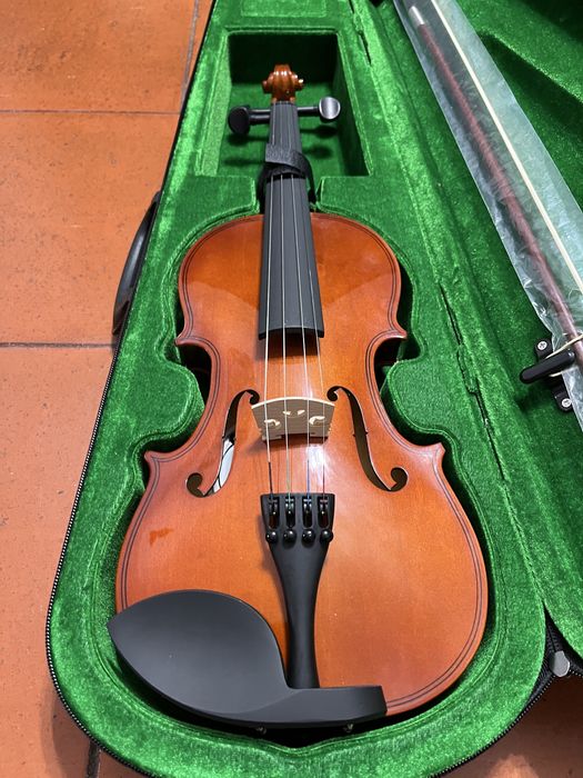 Vende se Violino 4/4 GEMMA usado uma unica vez,  acompanha Arco, Ombreira e resina.