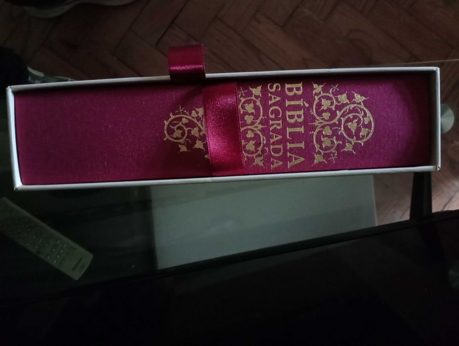 Bíblia sagrada com folha de ouro