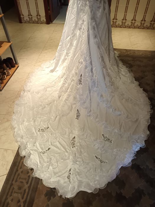 Vestido de noiva branco acetinado