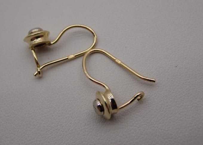 Delikatne złote wiszące kolczyki z diamentami brylanty 0,04 ct.