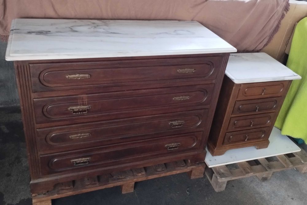 Cómoda e mesa de cabeceira com tampo em mármore, peças usadas