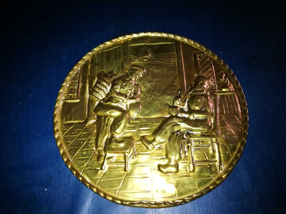 Prato decorativo em cobre (figura em relevo)