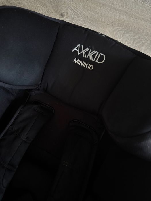 Fotelik samochodowy Axkid Minikid RWF tyłem 9-25 kg czarny